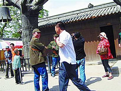 游客红色景区内穿日军军服拍照引争议.jpg